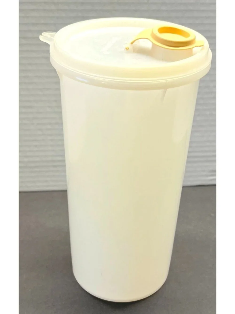 Tupperware Beverage Container 261-17 Vintage Juice Drink Storage with Lid 463-4